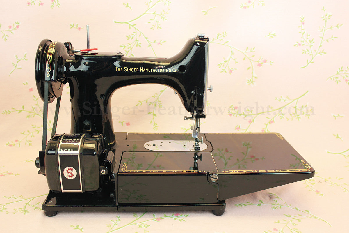 Singer Featherweight 222K Sewing Machine EM602***