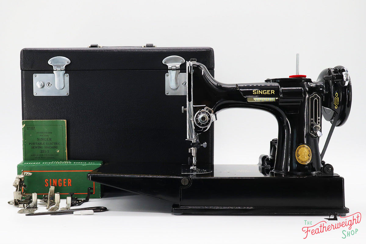 Singer Featherweight 221 Sewing Machine, AK7915**