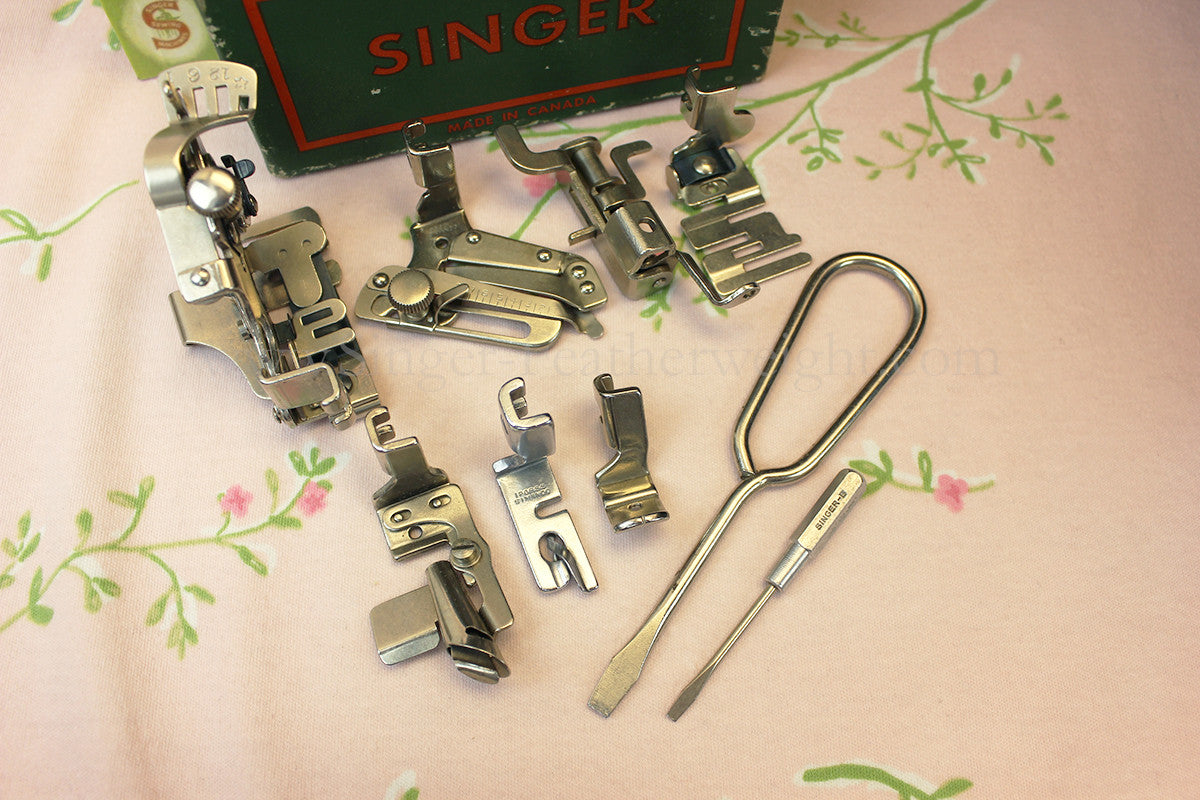 Singer Featherweight 222K Sewing Machine EM6047**