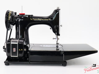 Load image into Gallery viewer, Singer Featherweight 222K Sewing Machine EL6856**