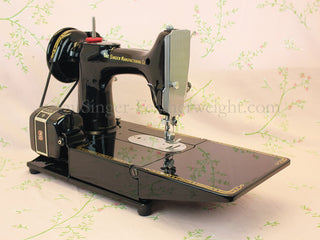 Load image into Gallery viewer, Singer Featherweight 222K Sewing Machine EM6047**