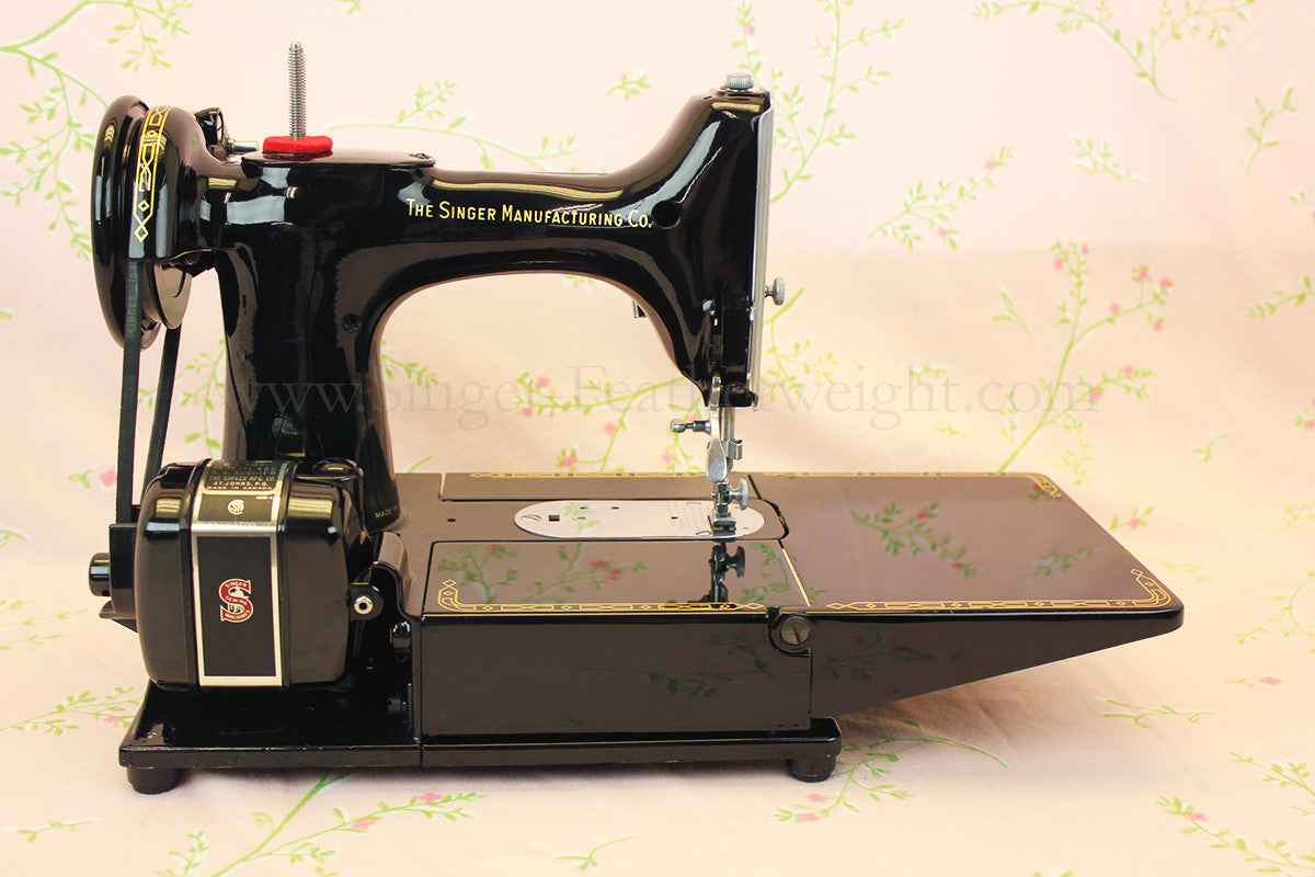 Singer Featherweight 222K Sewing Machine EM6047**