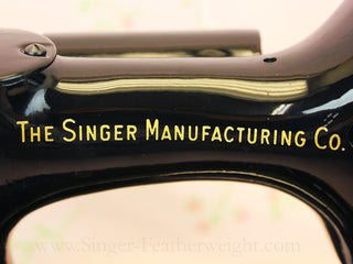 Load image into Gallery viewer, Singer Featherweight 222K Sewing Machine EM6047**
