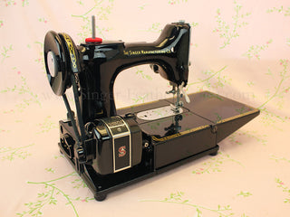 Load image into Gallery viewer, Singer Featherweight 222K Sewing Machine EM6047**
