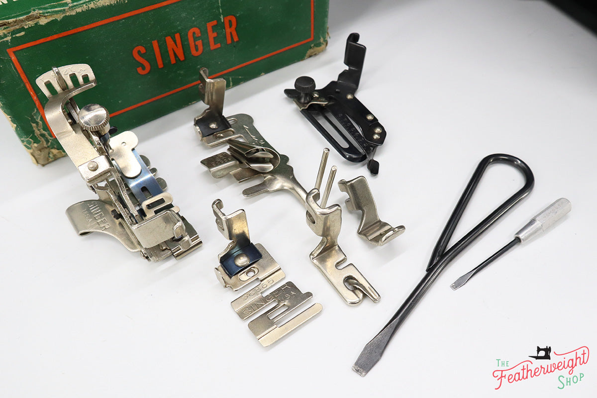 Singer Featherweight 221 Sewing Machine, AM177***