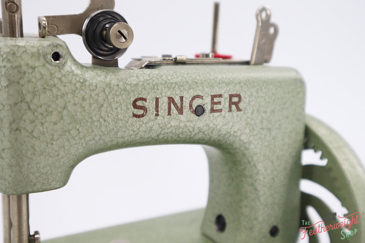 Singer Sewhandy Model 20 - Hammered Green - RARE