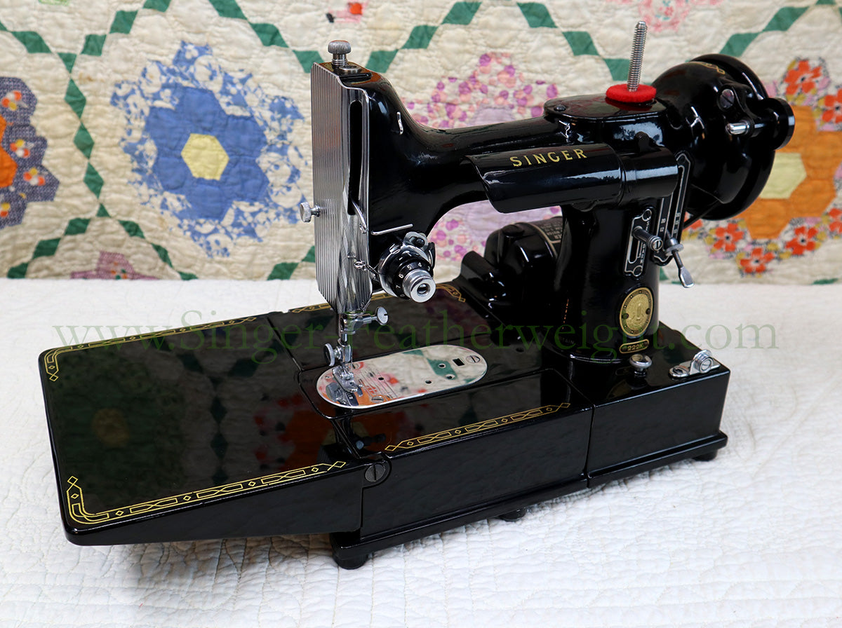 Singer Featherweight 222K Sewing Machine EM9611**