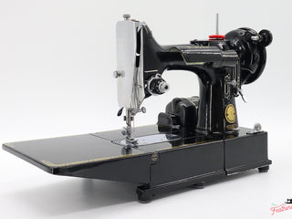 Load image into Gallery viewer, Singer Featherweight 222K Sewing Machine EM60467*