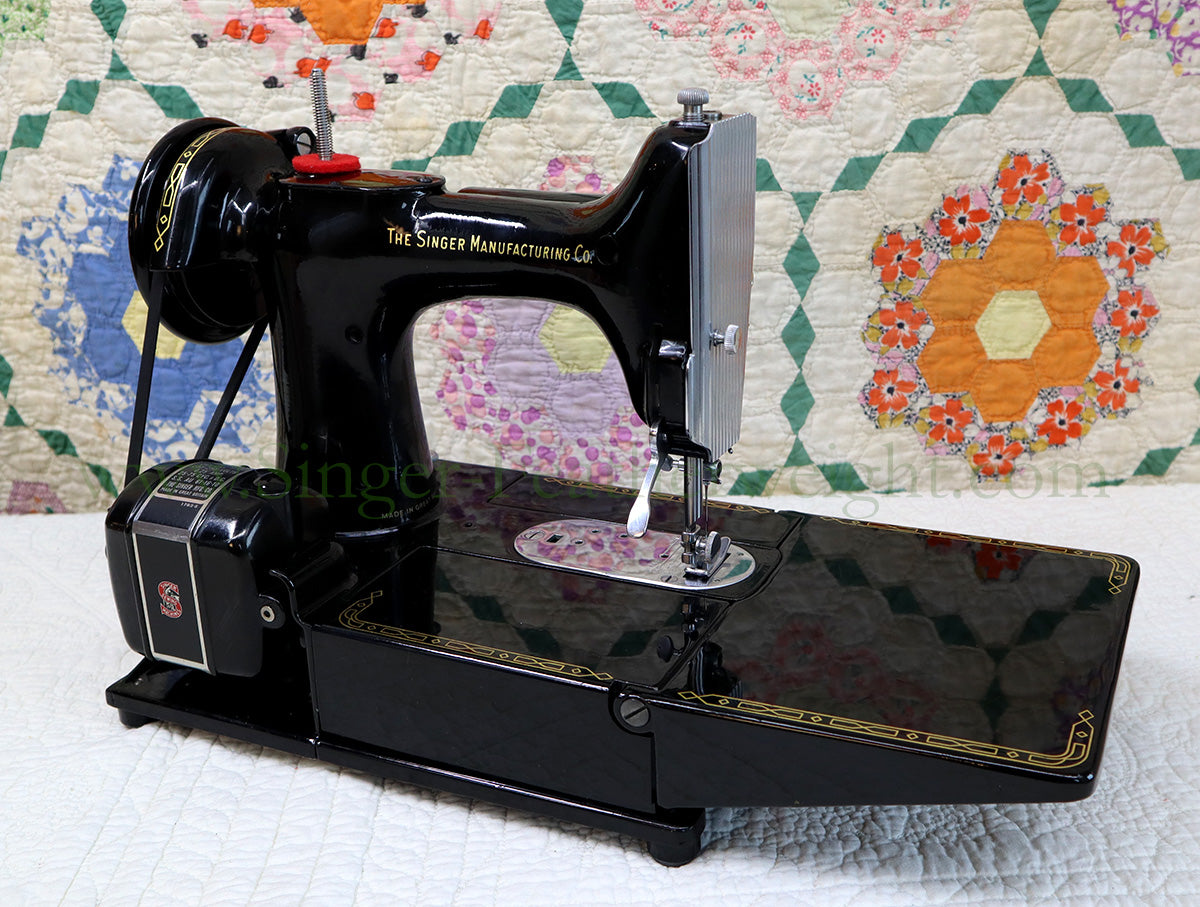 Singer Featherweight 222K Sewing Machine EM9611**