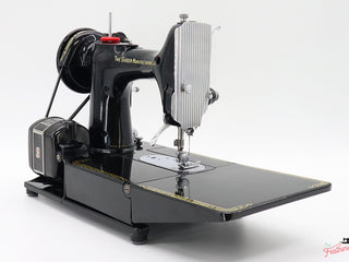 Load image into Gallery viewer, Singer Featherweight 222K Sewing Machine EM60467*