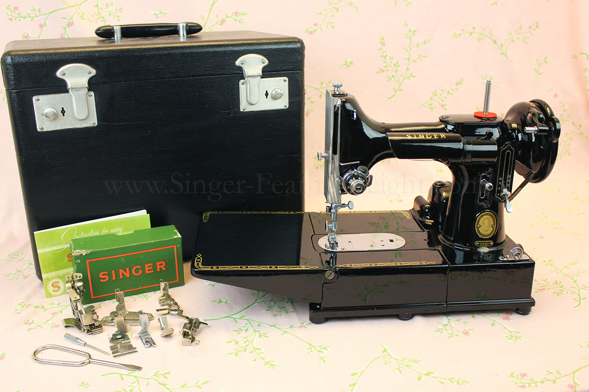 Singer Featherweight 222K Sewing Machine EM6046**