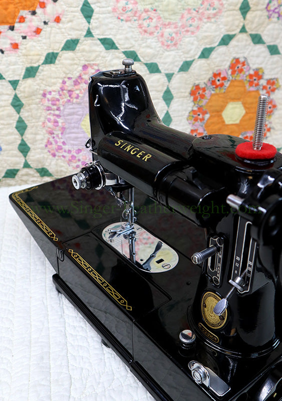 Singer Featherweight 222K Sewing Machine EM9611**