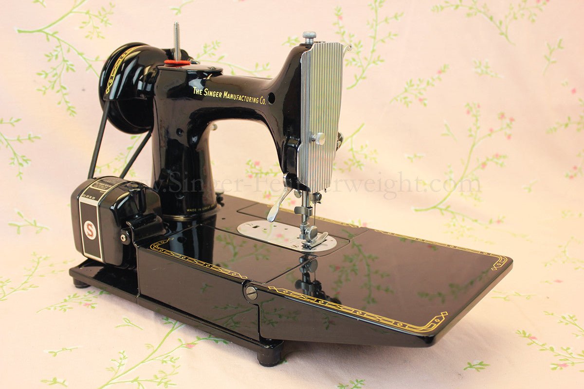 Singer Featherweight 222K Sewing Machine EM6046**