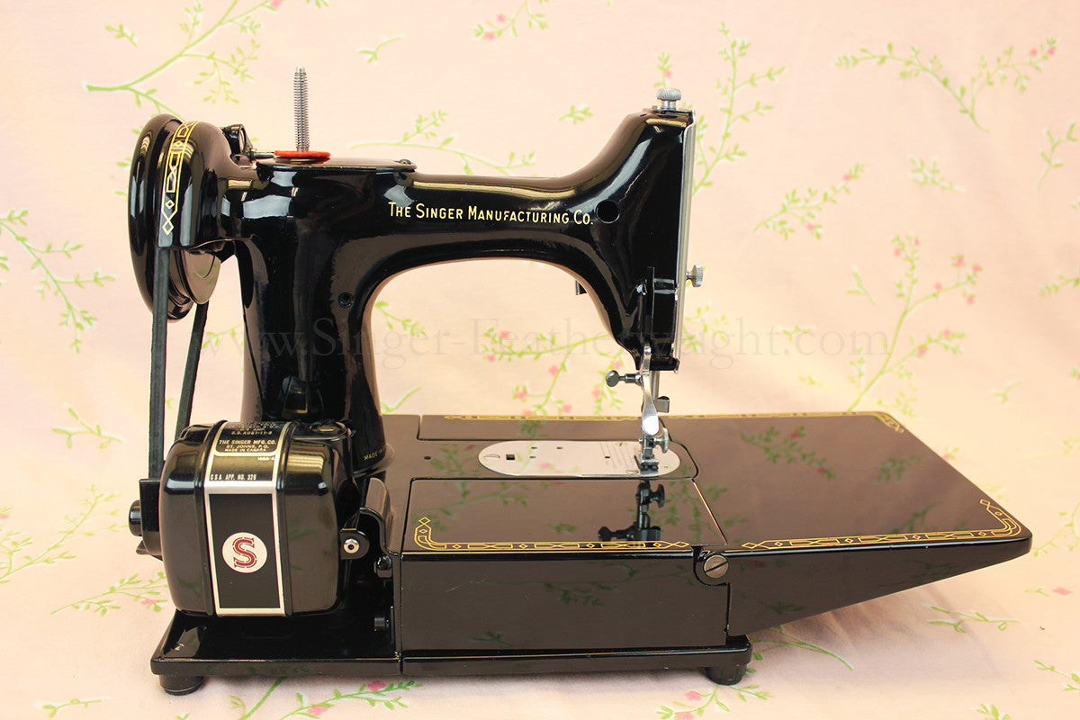 Singer Featherweight 222K Sewing Machine EM6046**