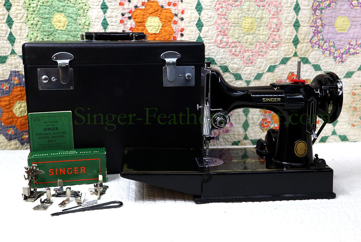 Singer Featherweight 221 Sewing Machine, AL169***