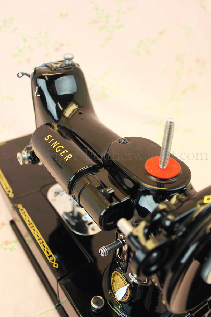 Singer Featherweight 222K Sewing Machine EM6046**