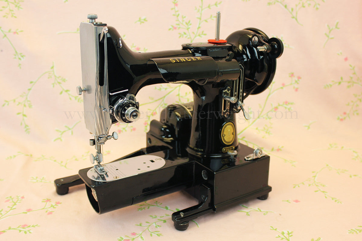 Singer Featherweight 222K Sewing Machine EM6046**