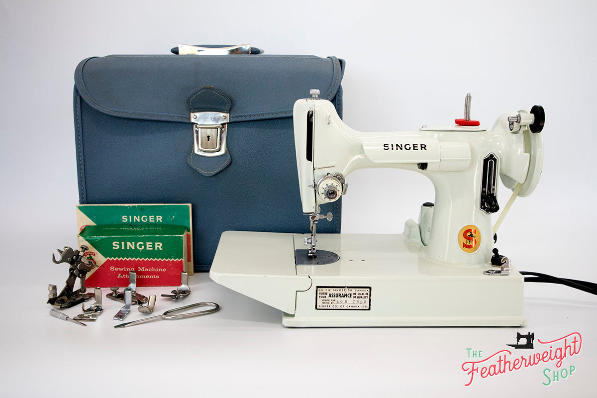 Singer Featherweight 221K Sewing Machine, WHITE EV963***