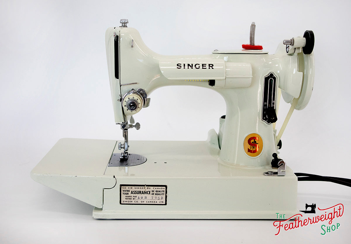 Singer Featherweight 221K Sewing Machine, WHITE EV963***