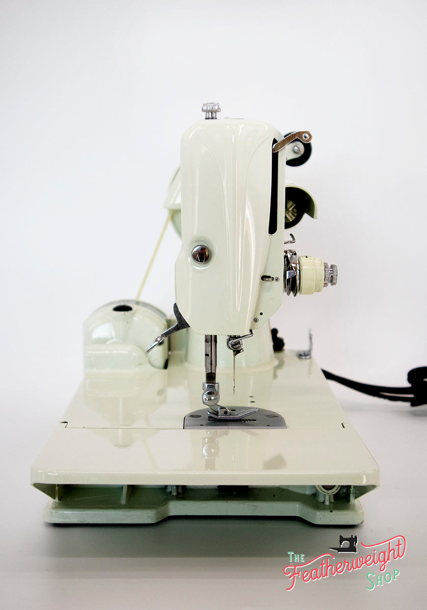 Singer Featherweight 221K Sewing Machine, WHITE EV963***