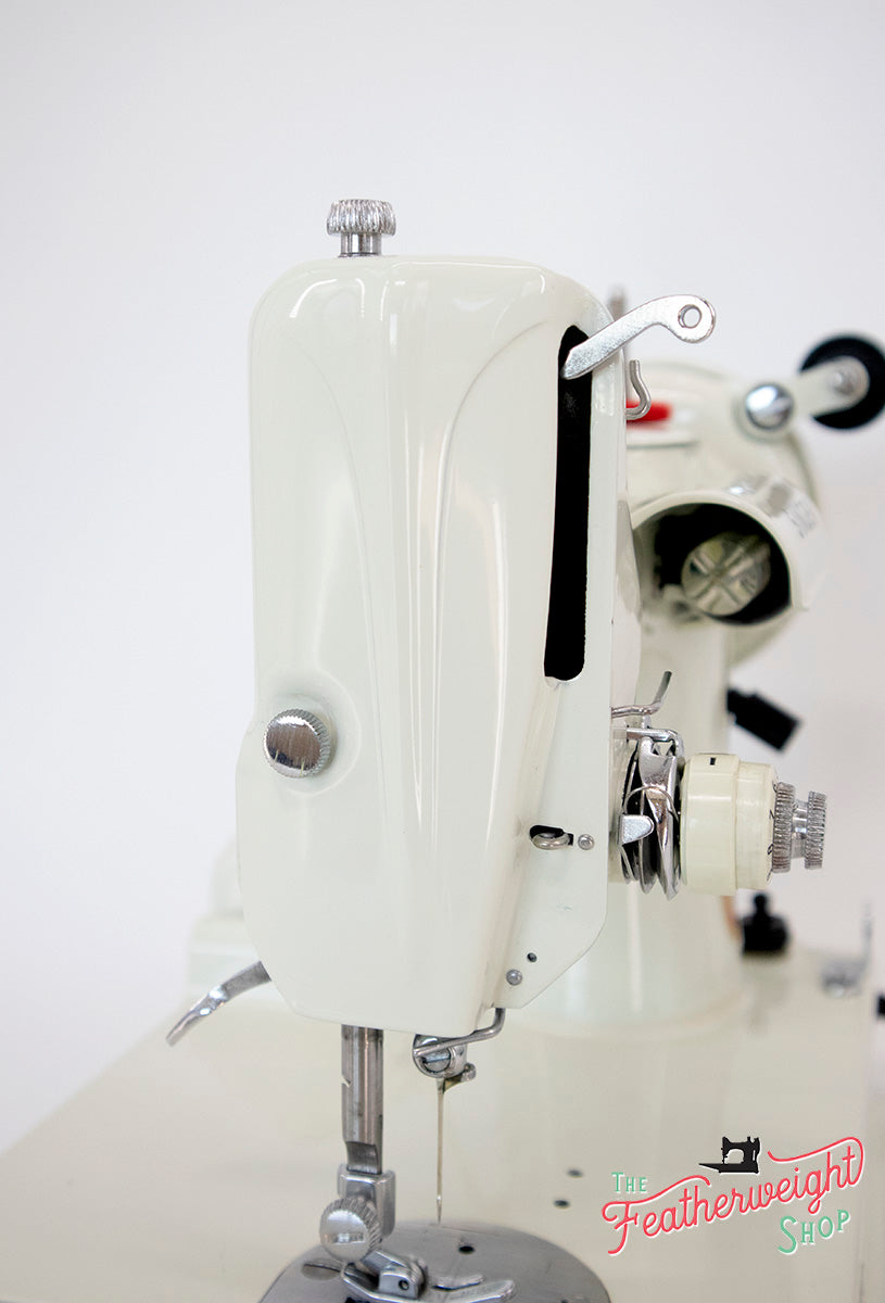 Singer Featherweight 221K Sewing Machine, WHITE EV963***