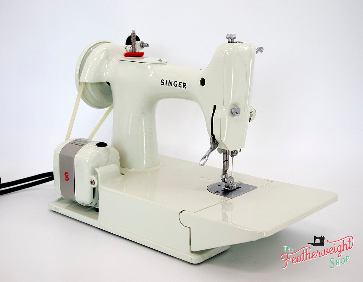 Singer Featherweight 221K Sewing Machine, WHITE EV963***