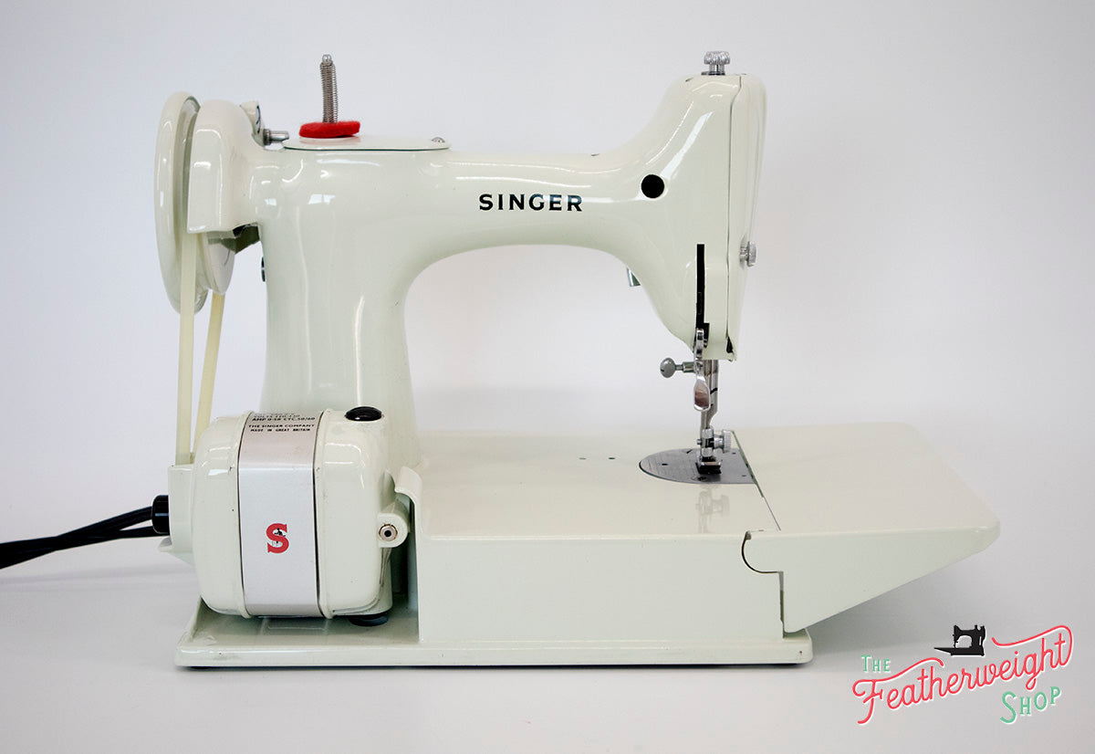 Singer Featherweight 221K Sewing Machine, WHITE EV963***