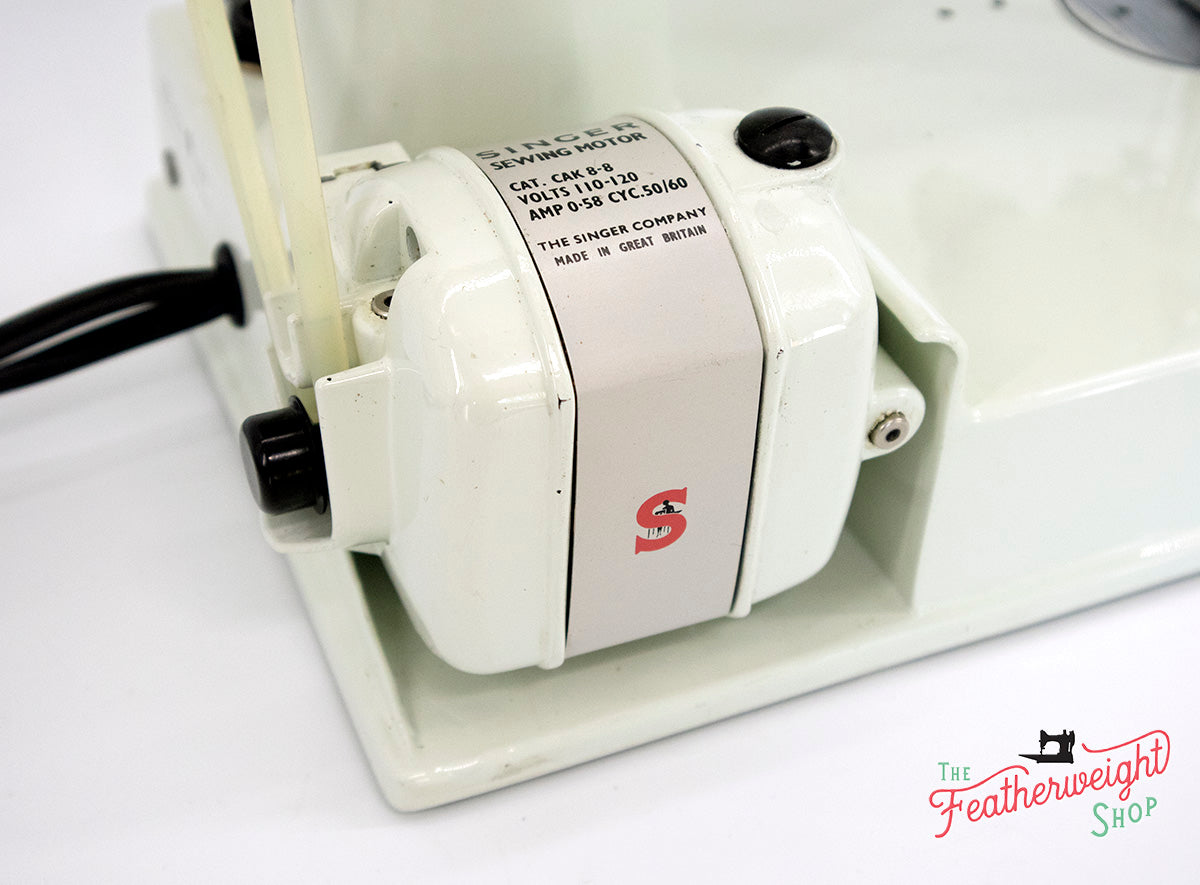 Singer Featherweight 221K Sewing Machine, WHITE EV963***