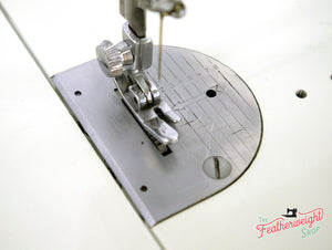 Singer Featherweight 221K Sewing Machine, WHITE EV963***