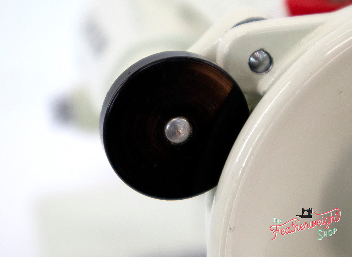 Singer Featherweight 221K Sewing Machine, WHITE EV963***