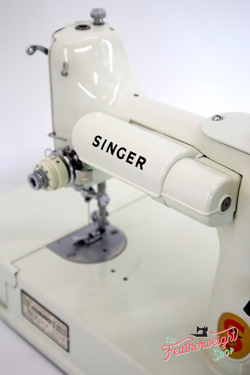 Singer Featherweight 221K Sewing Machine, WHITE EV963***