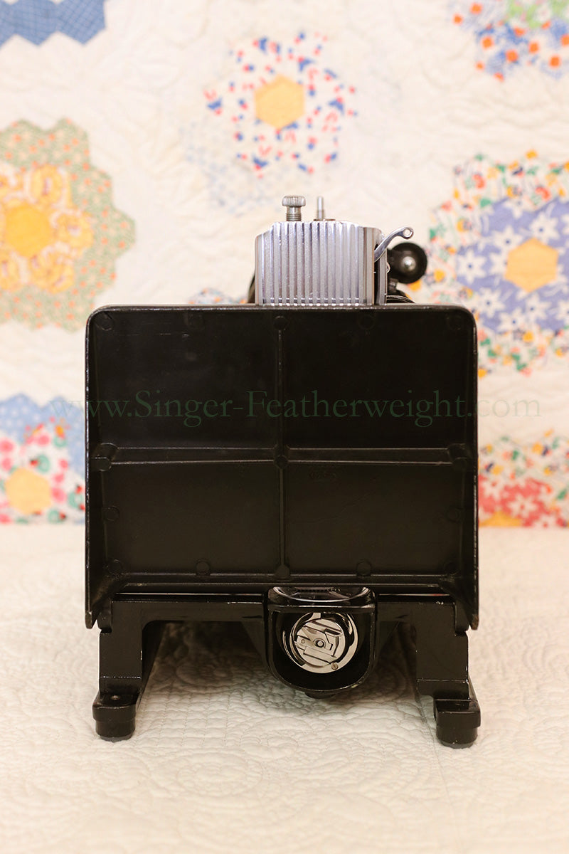 Singer Featherweight 222K Sewing Machine EM6028***