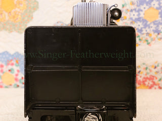 Load image into Gallery viewer, Singer Featherweight 222K Sewing Machine EM6028***
