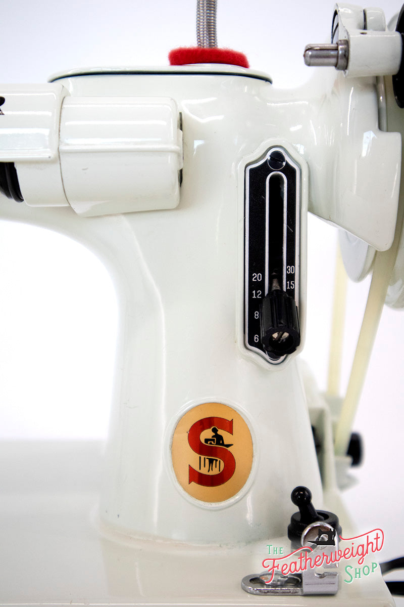 Singer Featherweight 221K Sewing Machine, WHITE EV963***