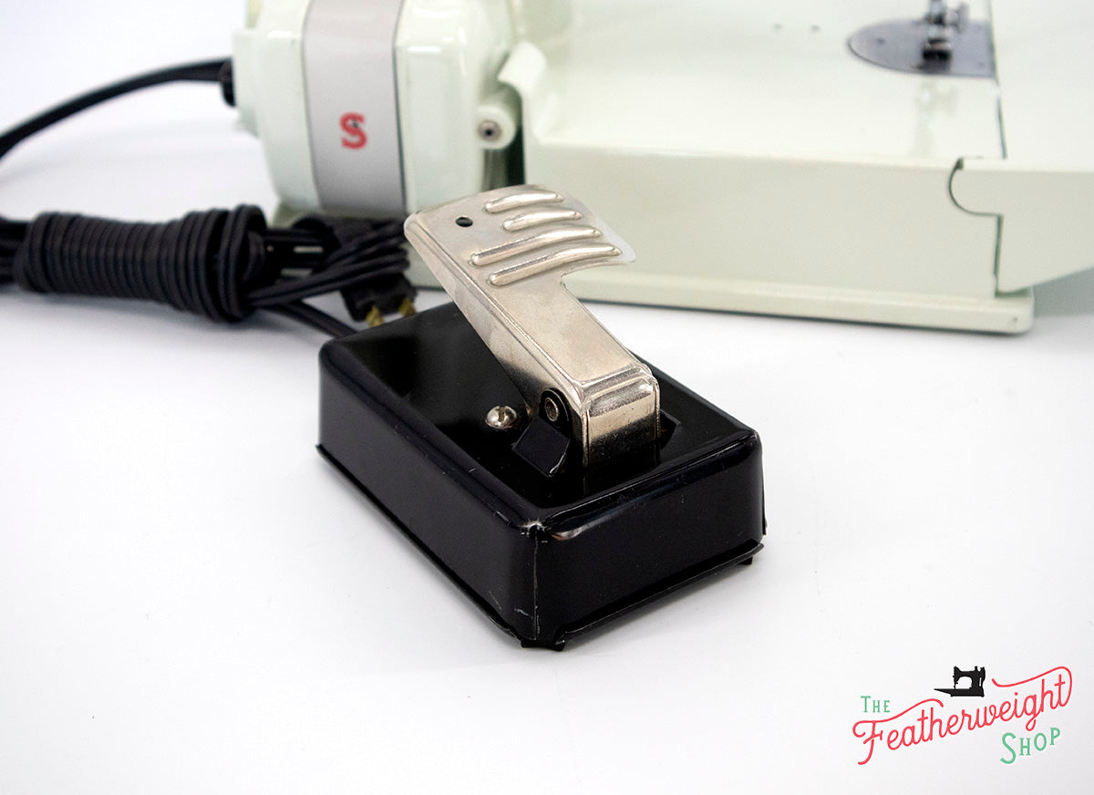 Singer Featherweight 221K Sewing Machine, WHITE EV963***