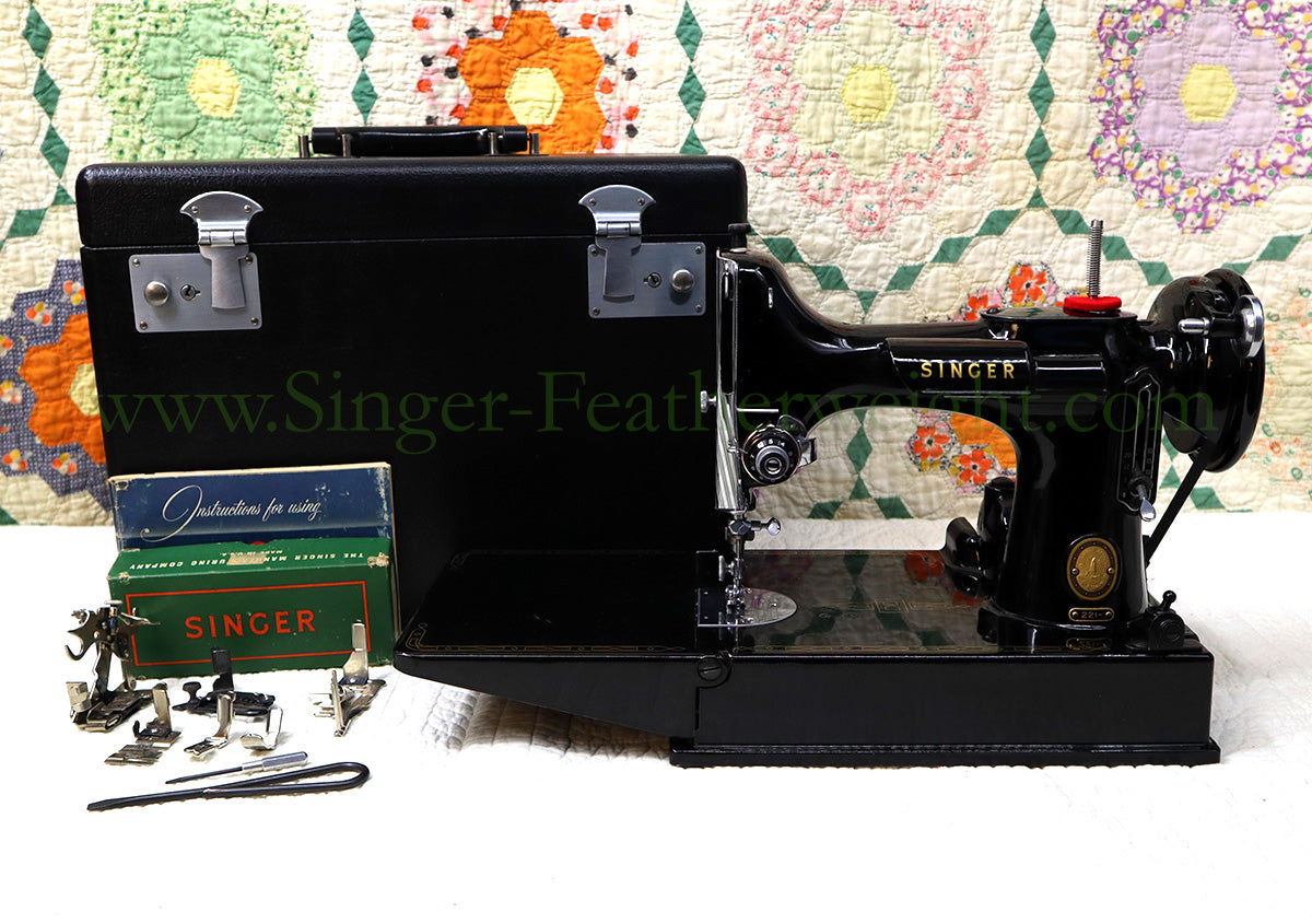 Singer Featherweight 221 Sewing Machine, AL716***