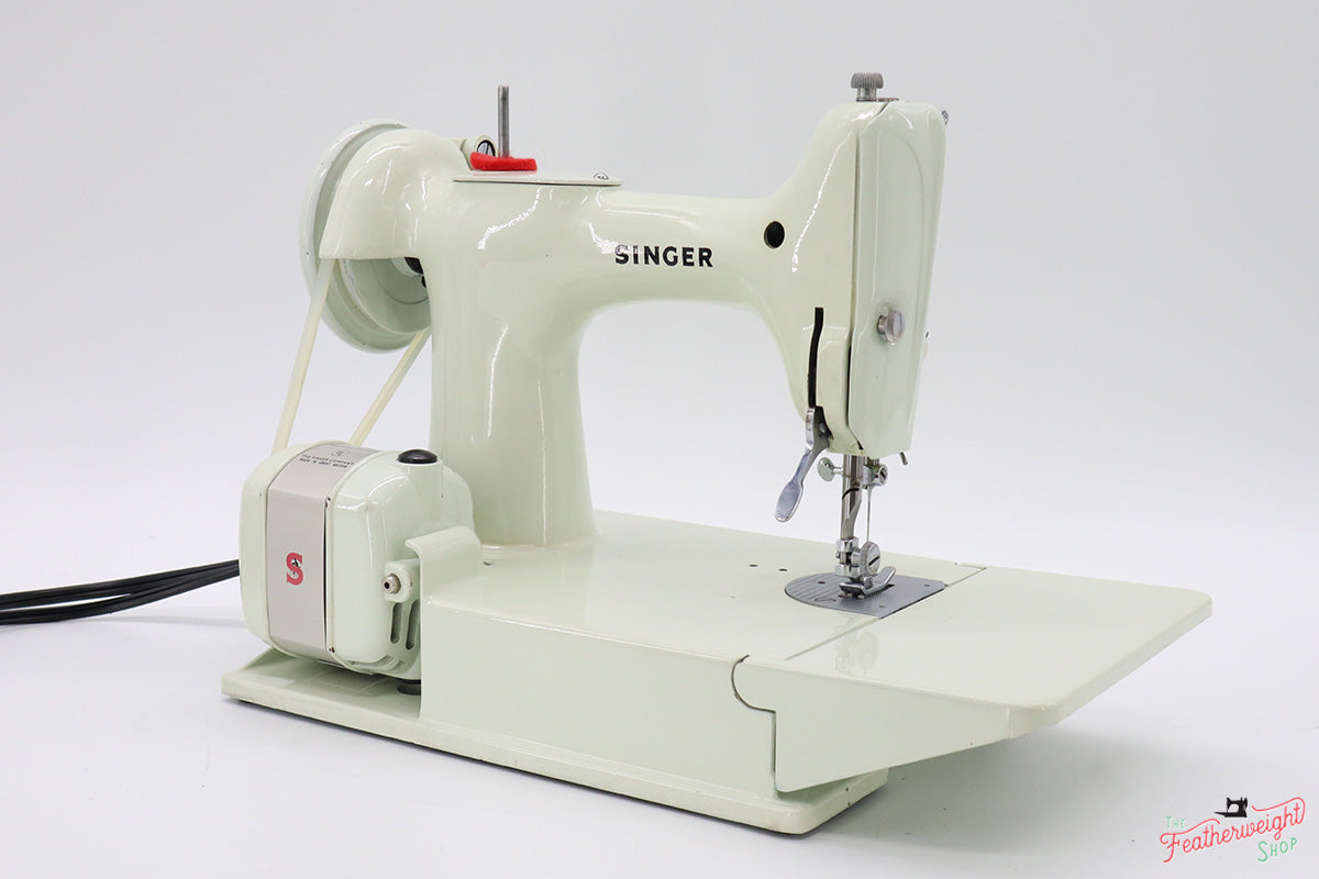 Singer Featherweight 221 Sewing Machine, WHITE EV914***