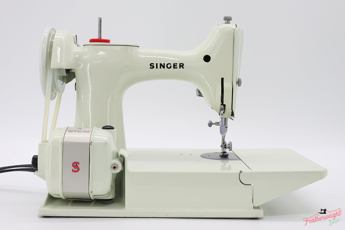 Singer Featherweight 221 Sewing Machine, WHITE EV914***