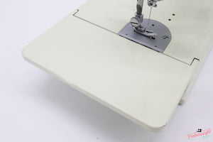 Singer Featherweight 221 Sewing Machine, WHITE EV914***