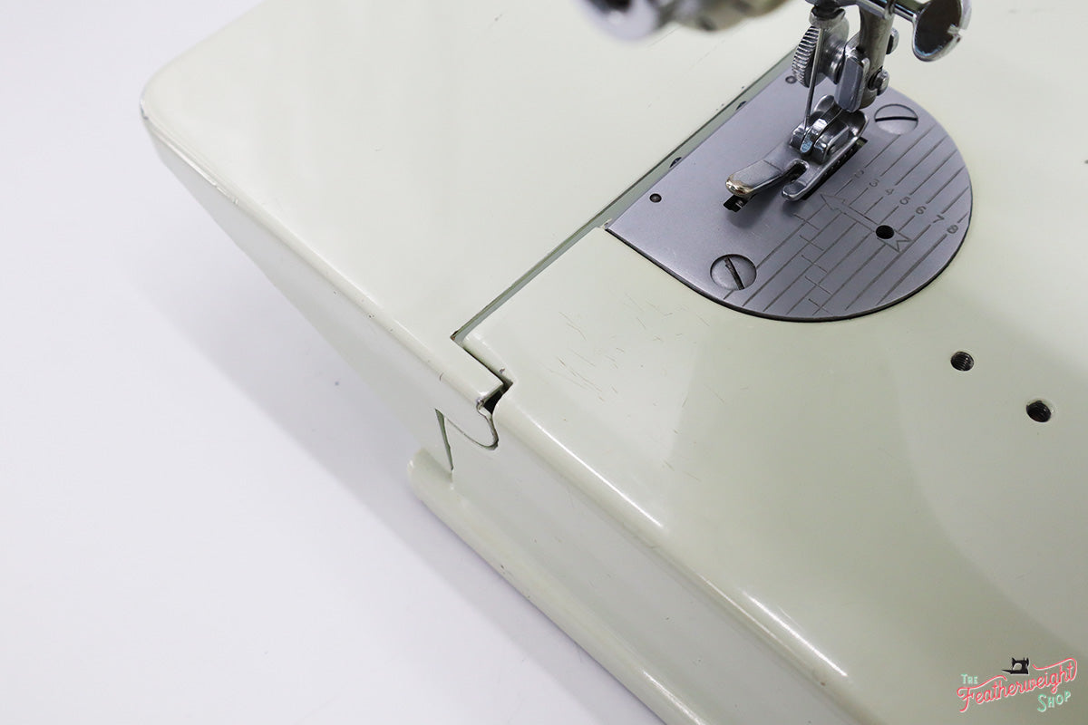 Singer Featherweight 221 Sewing Machine, WHITE EV914***