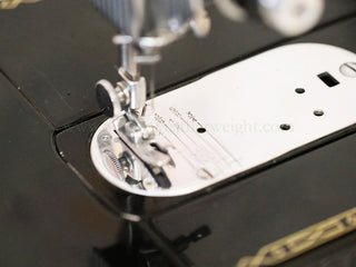 Load image into Gallery viewer, Singer Featherweight 222K Sewing Machine EM6028***