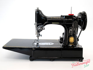 Load image into Gallery viewer, Singer Featherweight 222K Sewing Machine EM960***