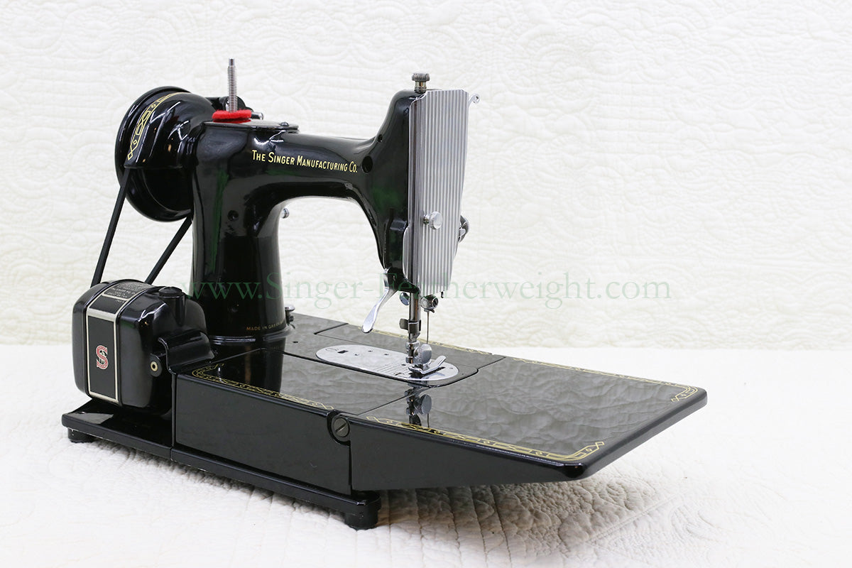 Singer Featherweight 222K Sewing Machine, RED "S" ER0232**