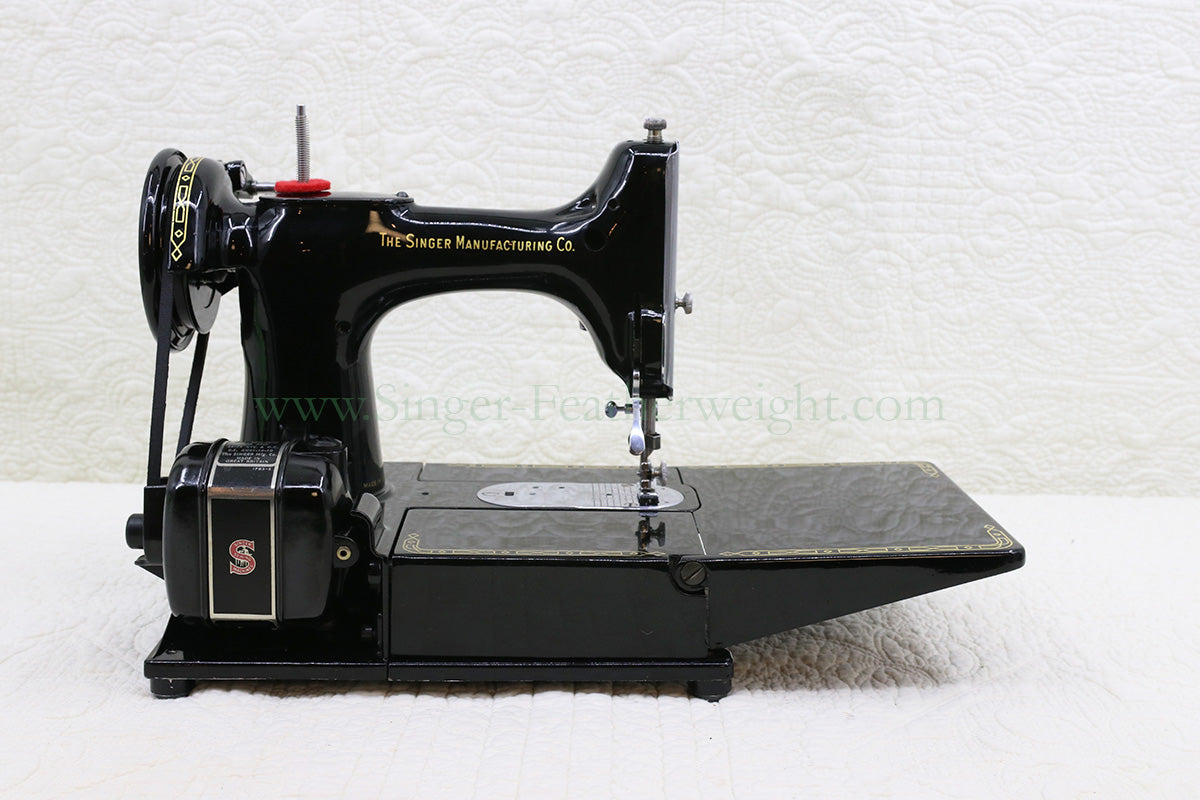 Singer Featherweight 222K Sewing Machine, RED "S" ER0232**