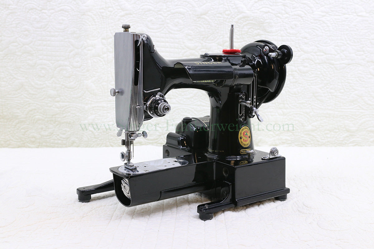 Singer Featherweight 222K Sewing Machine, RED "S" ER0232**