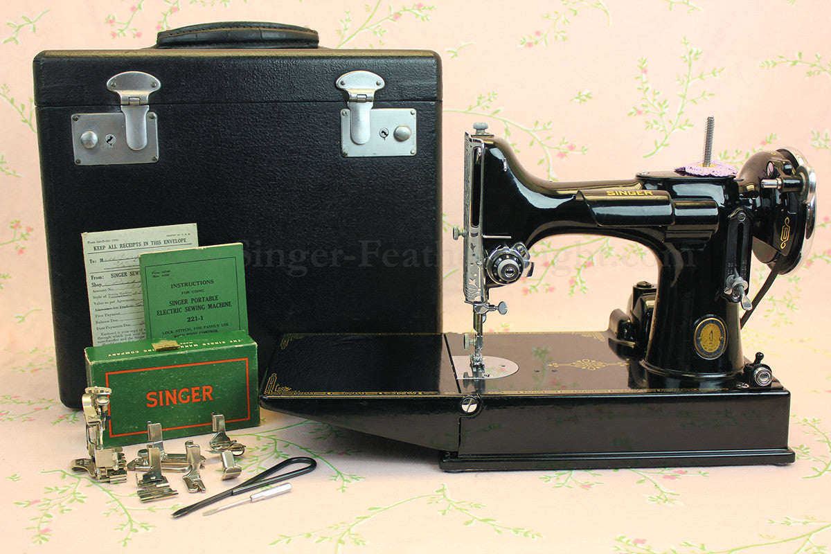 Singer Featherweight 221 Sewing Machine GOLDEN GATE SAN FRANCISCO Edition AF090***