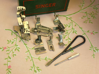 Load image into Gallery viewer, Singer Featherweight 221 Sewing Machine GOLDEN GATE SAN FRANCISCO Edition AF090***