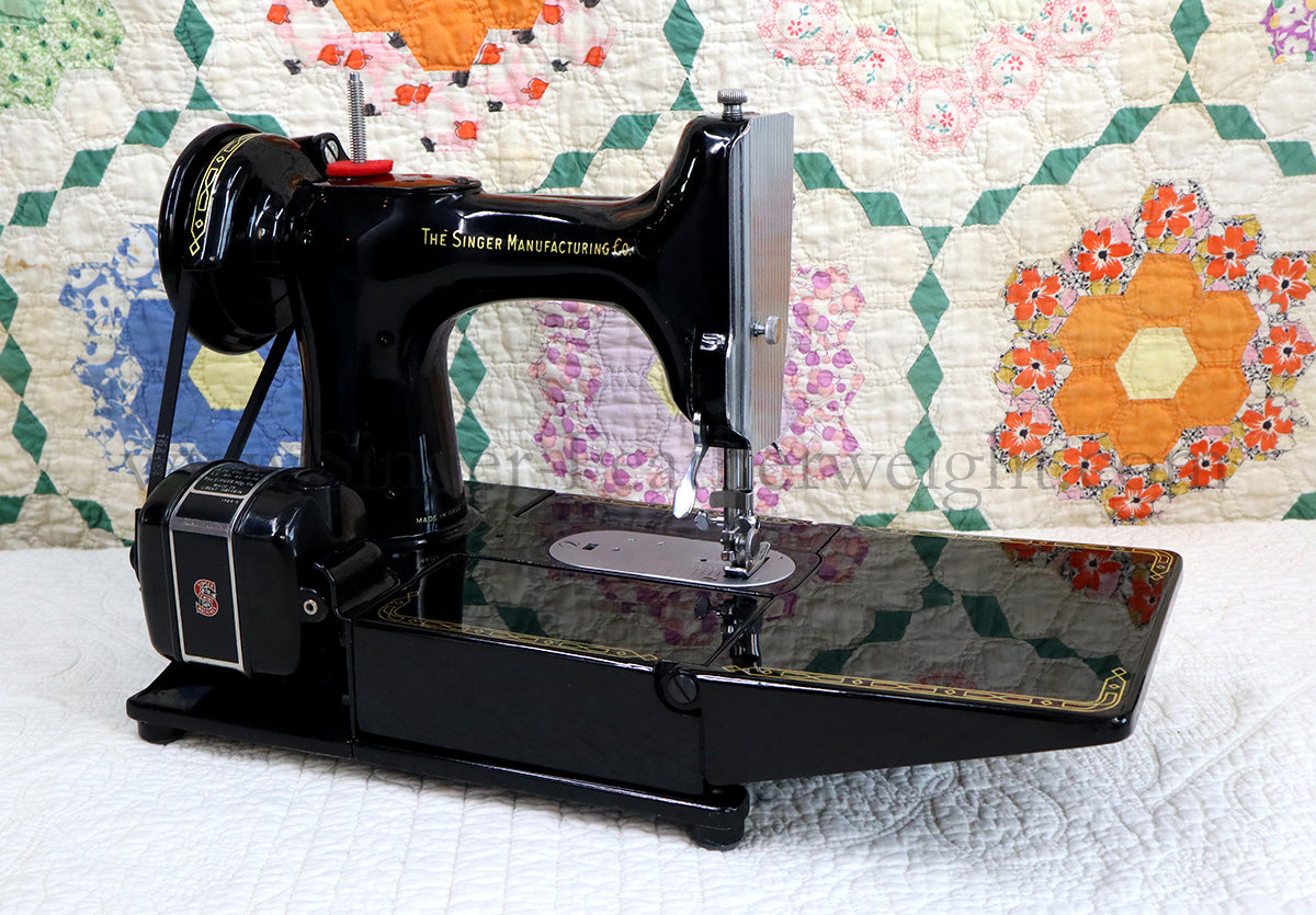 Singer Featherweight 222K Sewing Machine, RED "S" ER901***