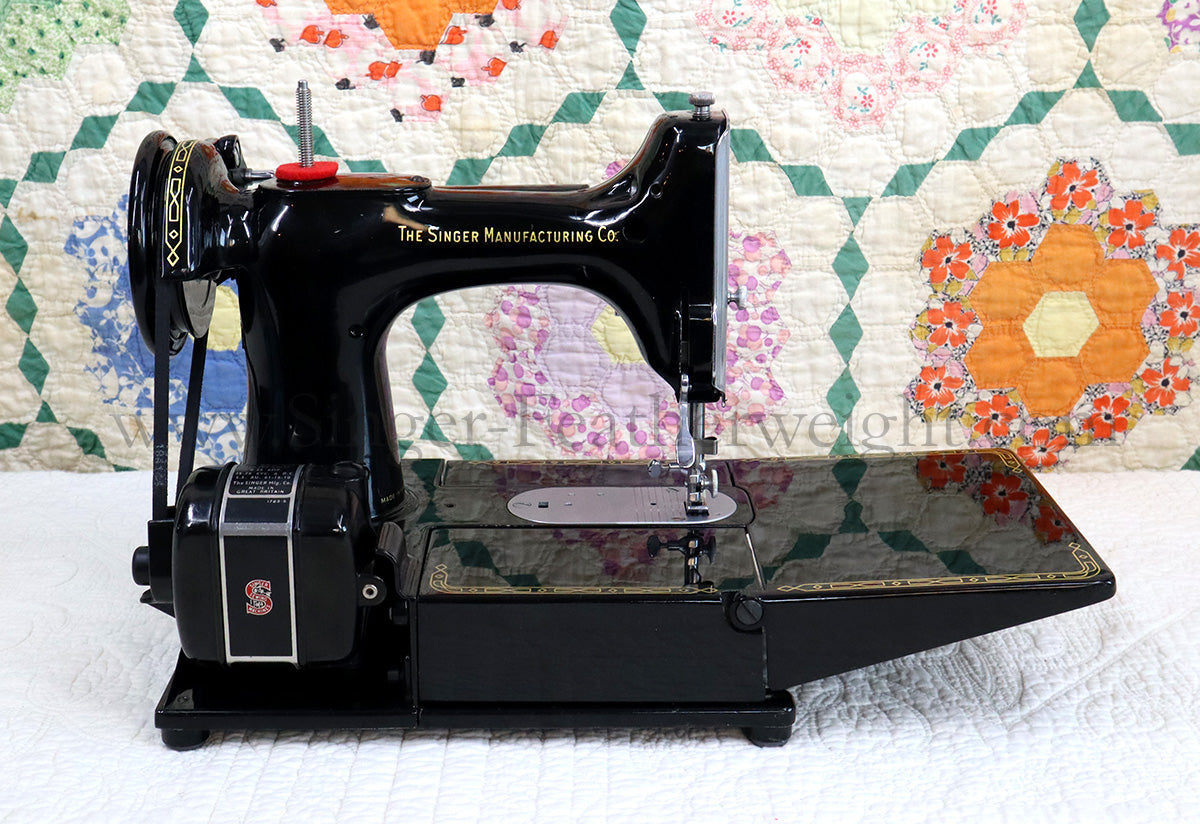 Singer Featherweight 222K Sewing Machine, RED "S" ER901***