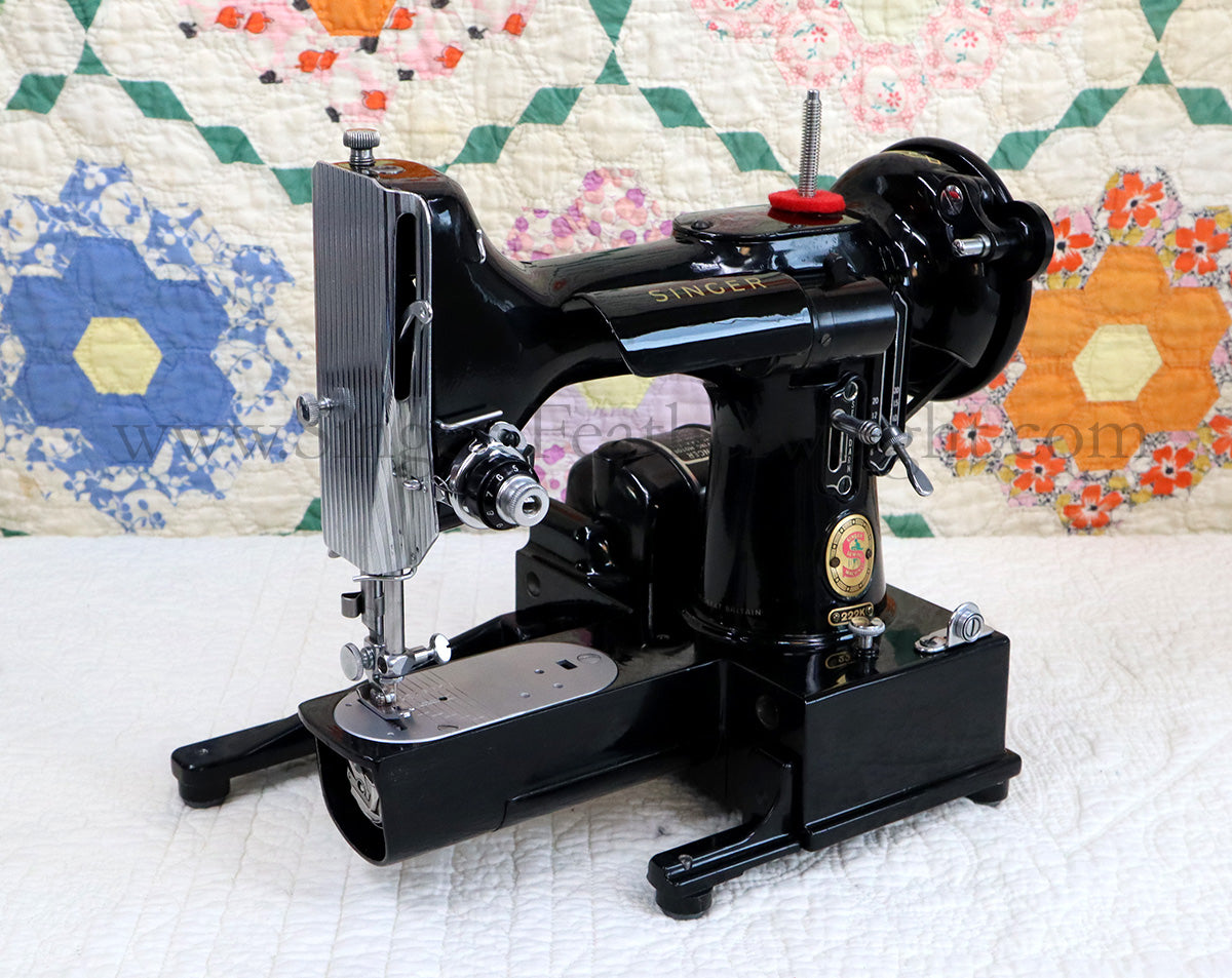 Singer Featherweight 222K Sewing Machine, RED "S" ER901***